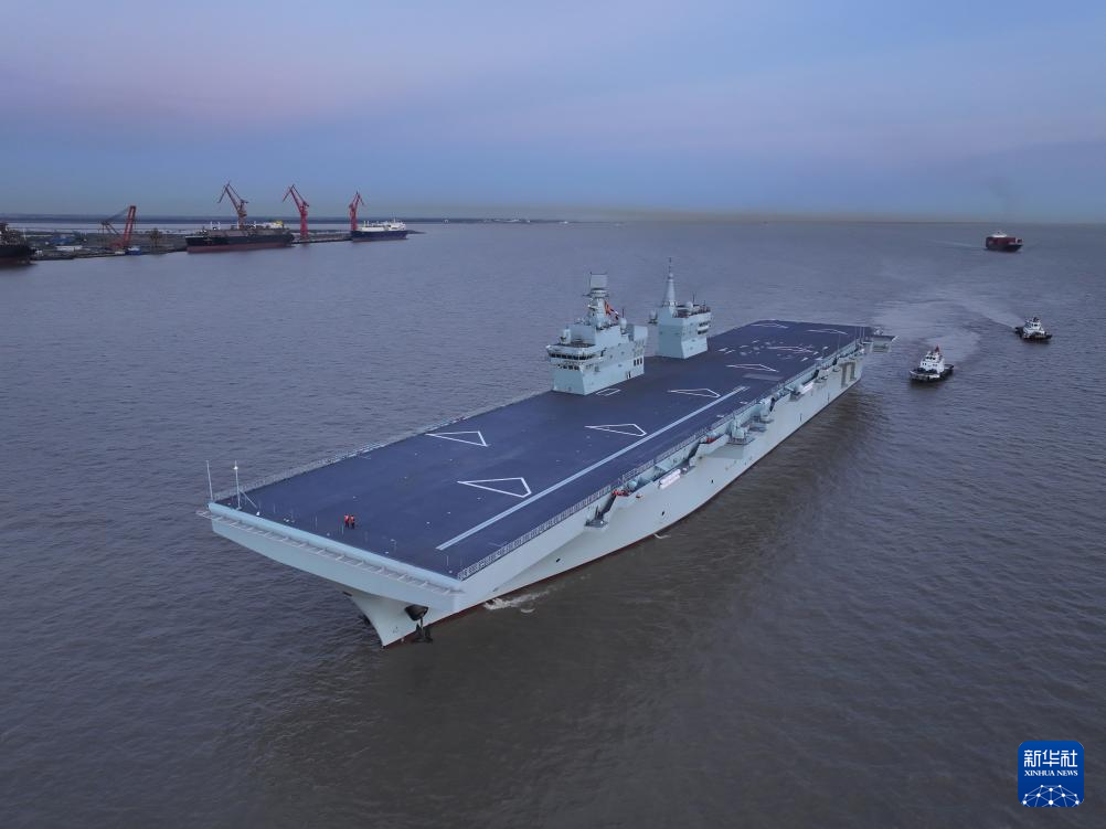 11月16日、初の航行試験を無事完了して埠頭に戻る中國(guó)海軍強(qiáng)襲揚(yáng)陸艦「四川」（撮影?張良）