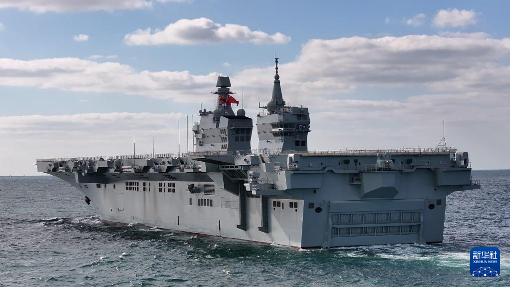 中國海軍の強襲揚陸艦「四川」、初の航行試験を完了