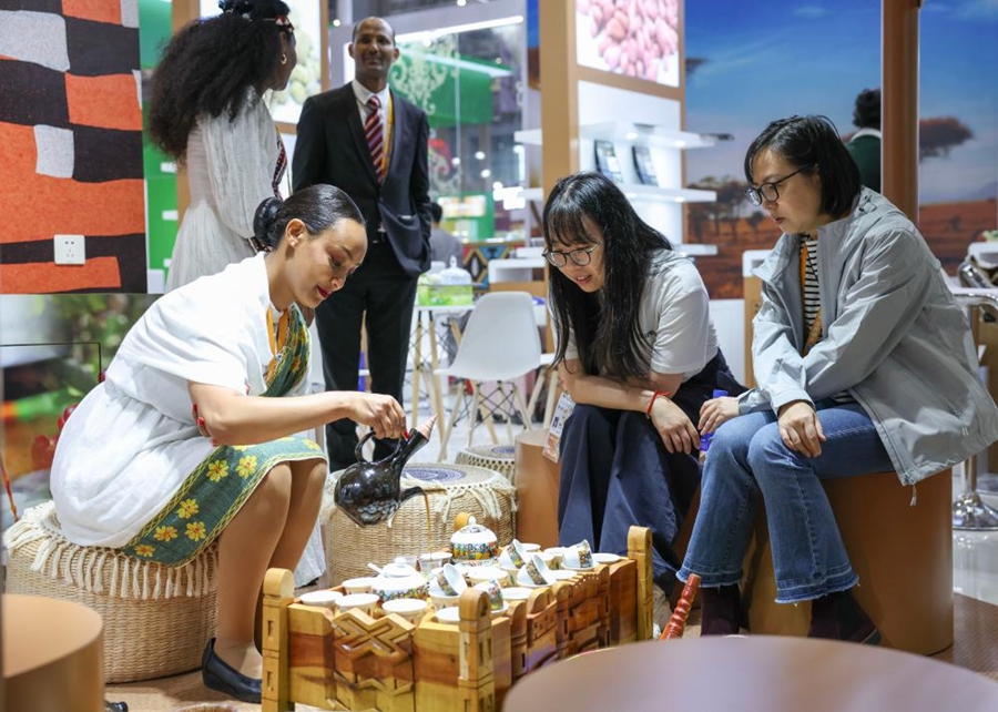 第8回中國國際輸入博覧會(huì)（輸入博）國家展エチオピア館でコーヒーを味わっている人々（11月7日撮影?孟晨光）。