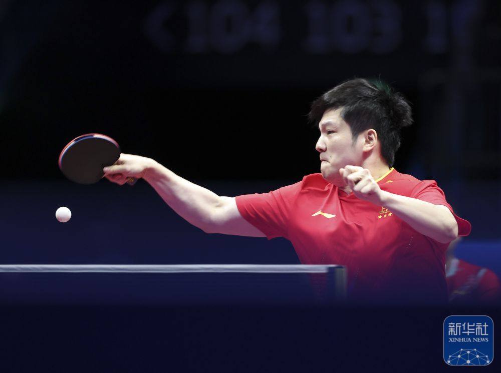 11月16日、ボールを打ち返す樊振東選手。