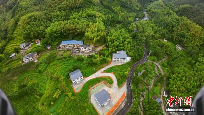 11月12日、鄱陽湖の奧地に位置する江西省九江市永修県呉城鎮(zhèn)に、タンチョウなどの渡り鳥が集まっている。（撮影?王小龍）  11月初旬に撮影された江西省吉安市遂川県営盤圩郷の様子。バードウォッチング経済により民宿産業(yè)が発展した。（撮影?李建平）