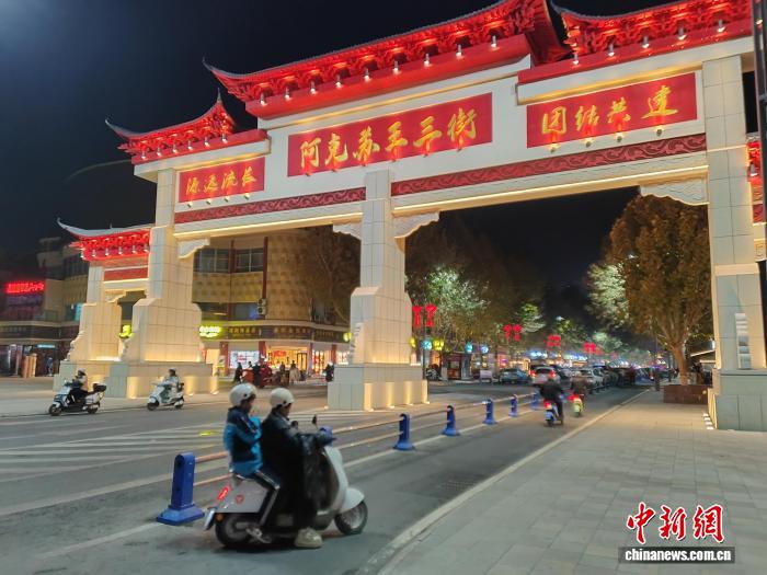 夜も賑わう人気ストリート?王三街　新疆阿克蘇