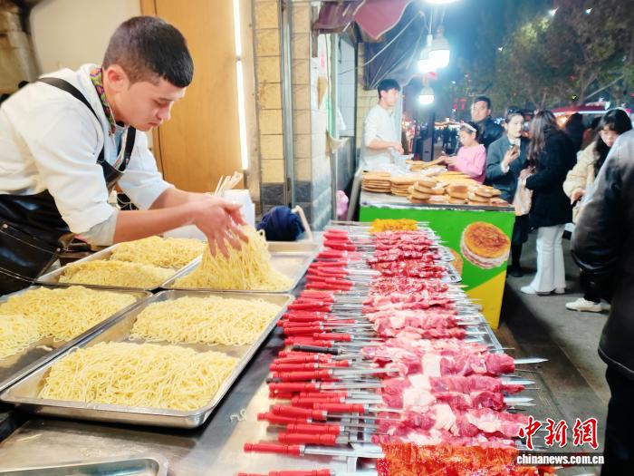 夜も賑わう人気ストリート?王三街　新疆阿克蘇