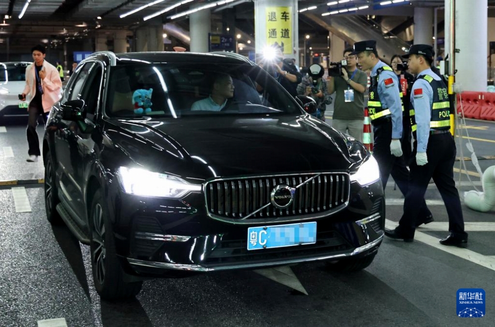 11月15日0時(shí)、「粵車南下」政策の実施が始まり、出境レーンを通過する「粵C」（広東省珠海市を表す）ナンバーの自動(dòng)車。撮影?黃國保