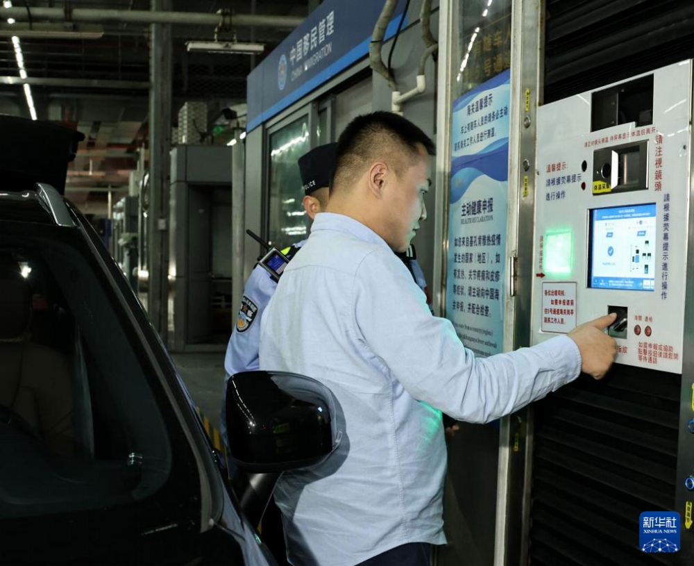 11月15日0時(shí)に「粵車南下」政策の実施が始まり、ワンストップ型のセルフ検査レーンの1人目の利用者となった周さん。撮影?黃國保