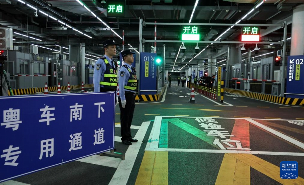 11月14日深夜に撮影した港珠澳大橋?珠海公路通関地の「粵東南下」専用レーン。撮影?黃國保