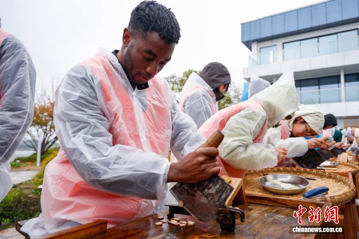 國內(nèi)外の學生が中醫(yī)薬材の加工技術(shù)を競うコンテスト開催　浙江省金華