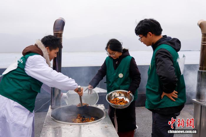 國(guó)內(nèi)外の學(xué)生が中醫(yī)薬材の加工技術(shù)を競(jìng)うコンテスト開催　浙江省金華