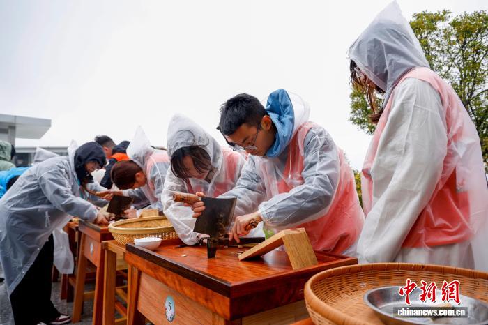 國(guó)內(nèi)外の學(xué)生が中醫(yī)薬材の加工技術(shù)を競(jìng)うコンテスト開催　浙江省金華