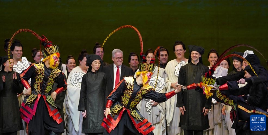 米サンフランシスコで、「ザ?モンキー?キング」初演後のカーテンコールに応じる主要制作メンバー（11月14日撮影?呉暁凌）