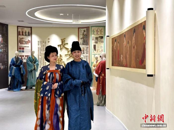 一緒に漢服を著て散策する張露丹さんと同級生。（撮影?楊英琦）