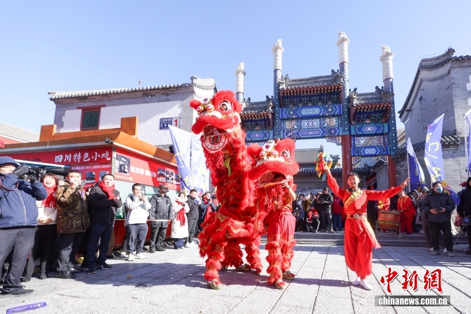 開(kāi)幕セレモニーで行われた獅子舞のパフォーマンス（撮影?賈天勇）