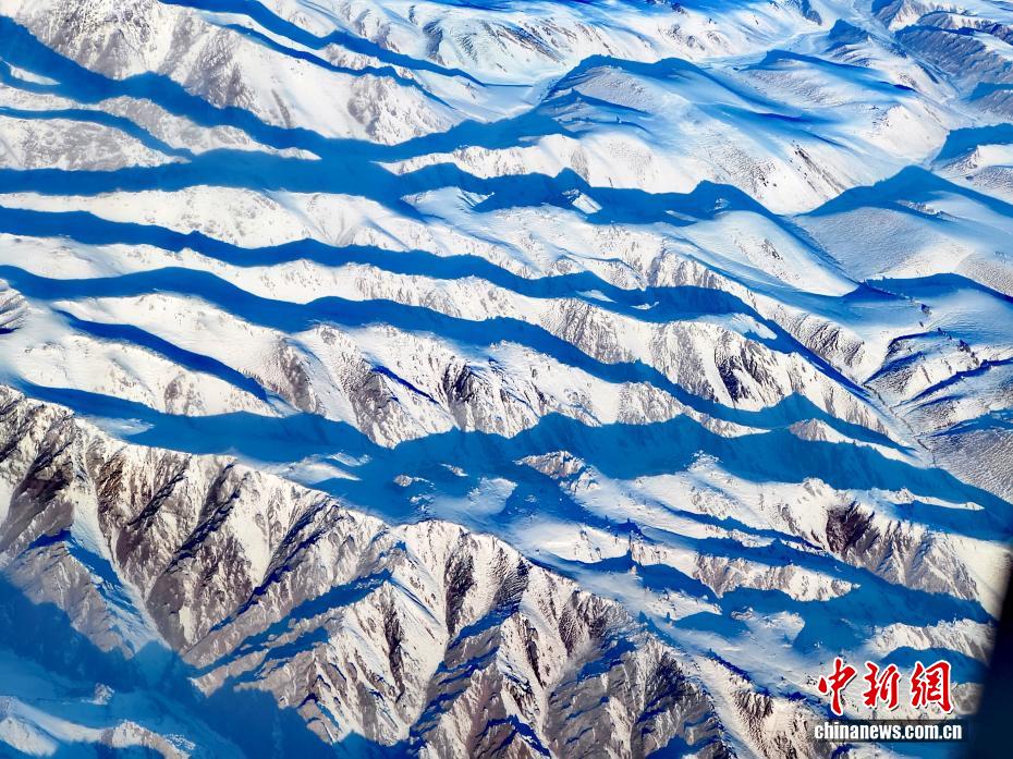 陽(yáng)光を受け輝く冬の天山山脈（撮影?王小軍）