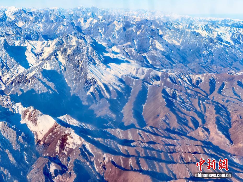 冬の天山山脈　新疆