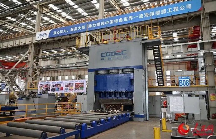 海油工程天津スマート製造拠點の構造用パイプ製造工場（撮影?孫一凡）。