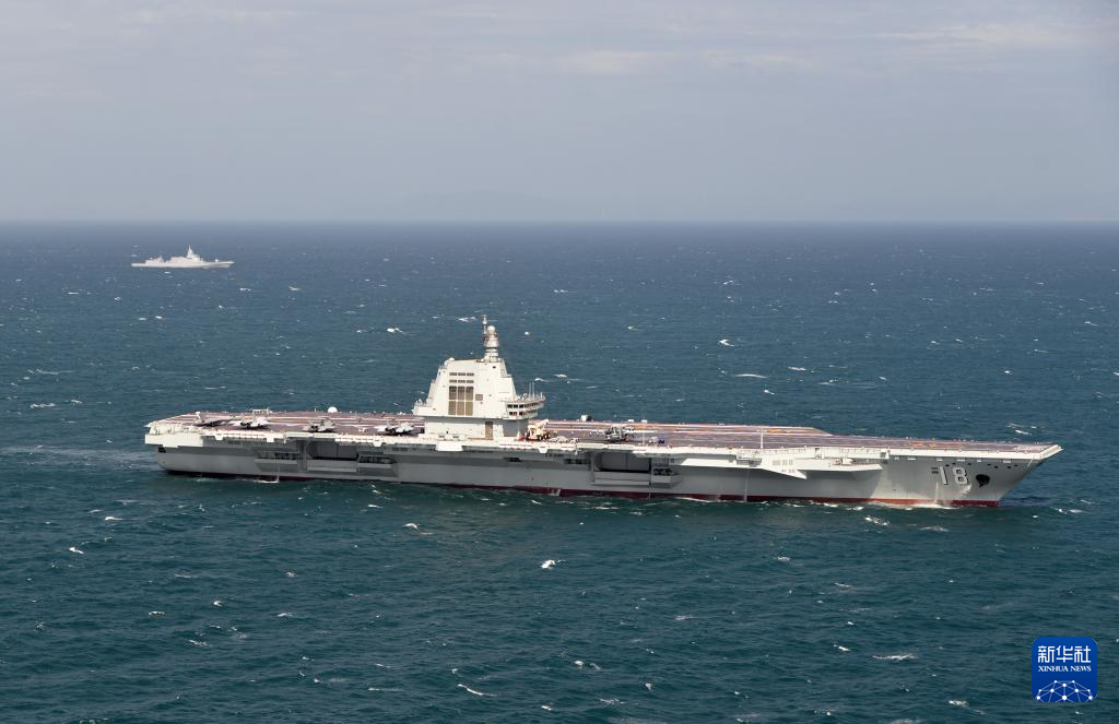 航行中の空母「福建」編隊（撮影?高澤明）