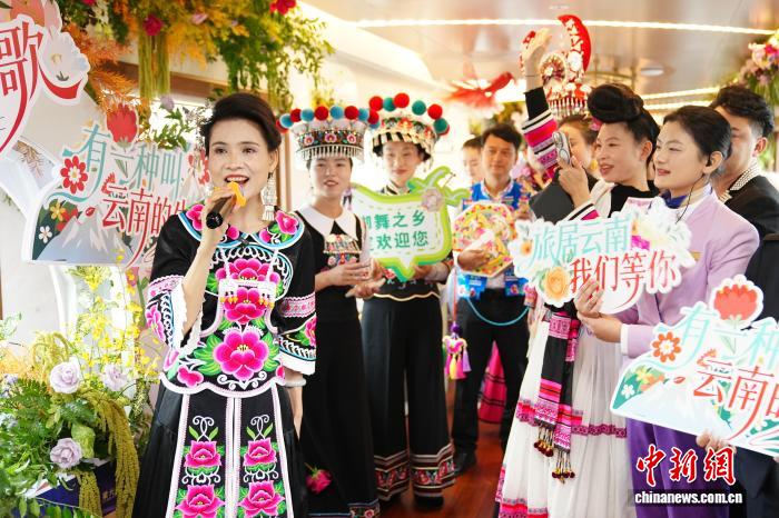 「星光?瀾滄江-メコン川號」の車內(nèi)で雲(yún)南民謡楽しむイベント