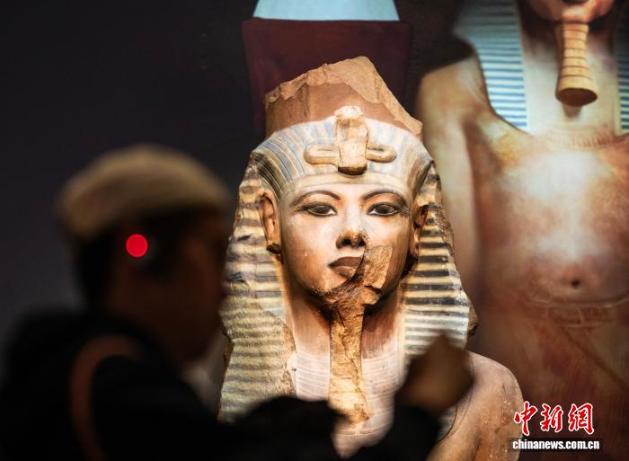 今回の特別展の重要展示品の一つ「ツタンカーメン巨像（アイとホルエムヘブが使用）」。（撮影?侯宇）