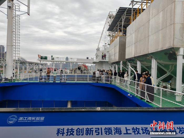 船內を見學する市民（撮影?謝剣鋒）。