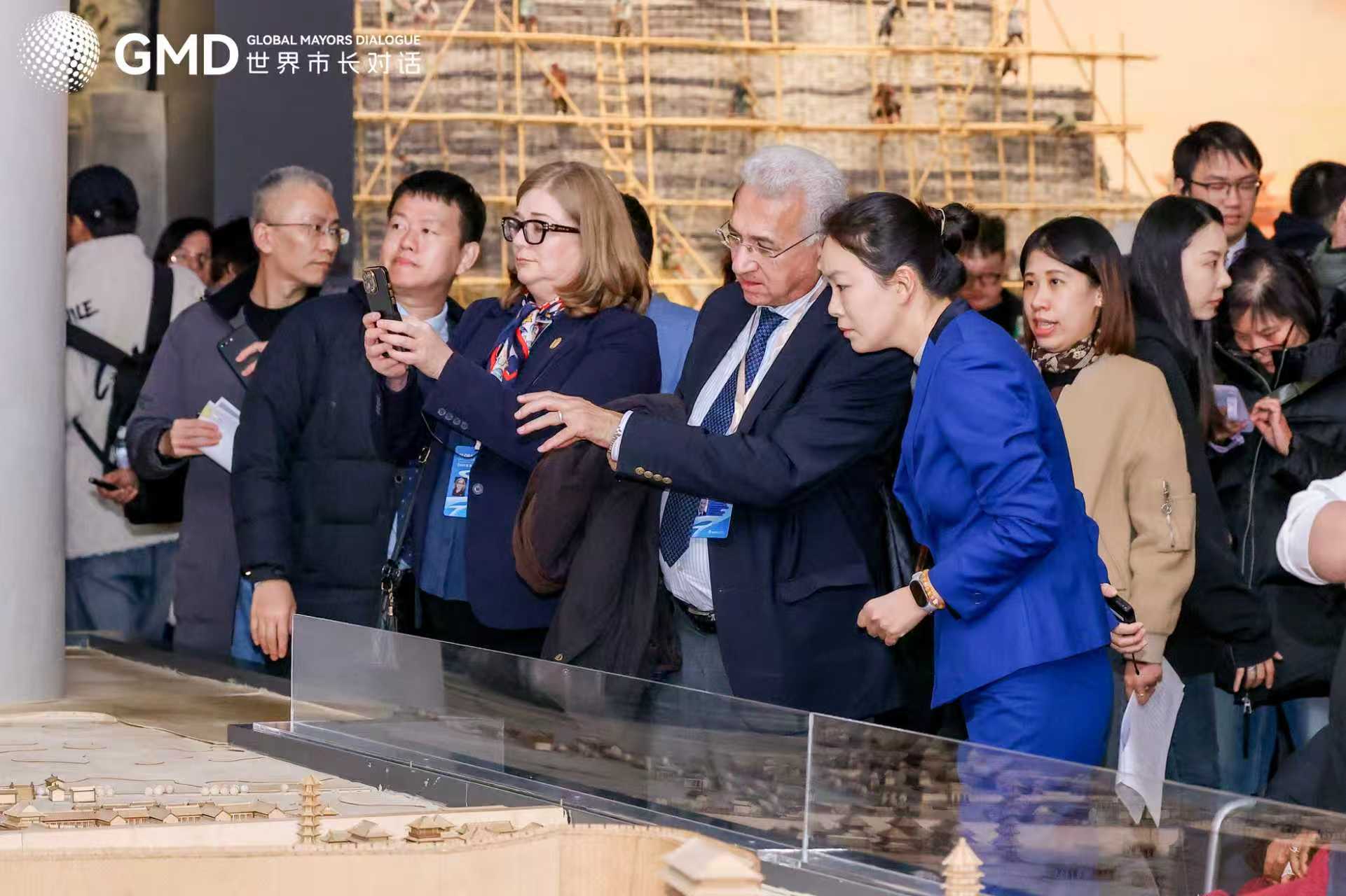 南京城壁博物館を參観する?yún)⒓诱撙郡?。（提供?xiě)真?主催者）