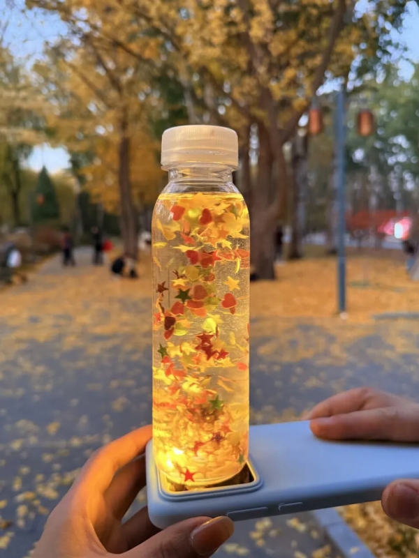 陳さんが作ったおしゃれな秋色ボトル。（畫像は「爆富喵喵」から）