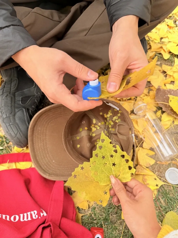 穴あけパンチで星やハートの形の穴を開けた落ち葉（畫像は「爆富喵喵」から）