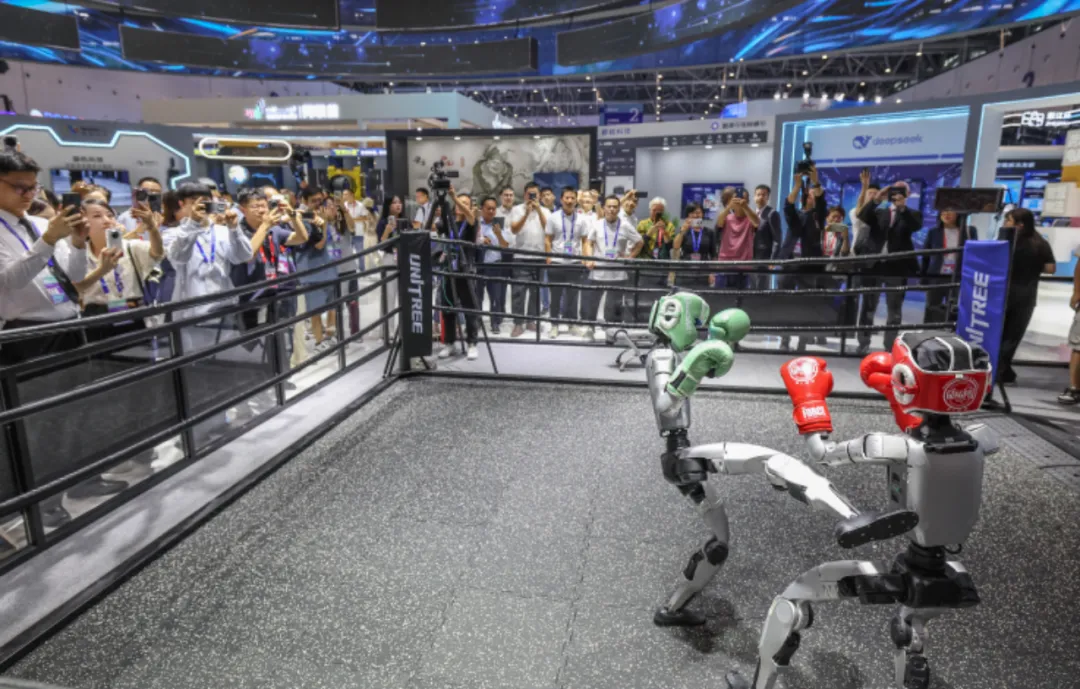 第4回世界デジタル貿易博覧會のデジタル?スマート未來テーマ展示エリアの杭州「六小龍」（杭州市のテクノロジー企業(yè)6社）コーナーで、格闘パフォーマンスを披露している宇樹科技社の人型ロボット。撮影?徐昱