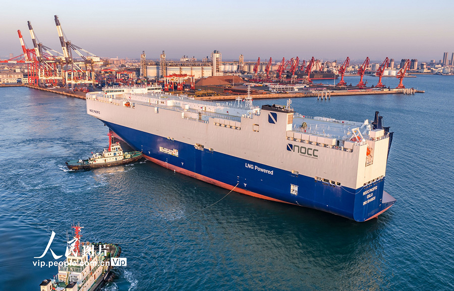 山東港灣煙臺(tái)港竜口港區(qū)で引渡と初航海を行った新エネルギー車輸送國(guó)際新基準(zhǔn)自動(dòng)車運(yùn)搬船「NOCC PACIFIC」號(hào)（11月19日撮影?張超 /寫真著作権は人民図片が所有のため転載禁止）