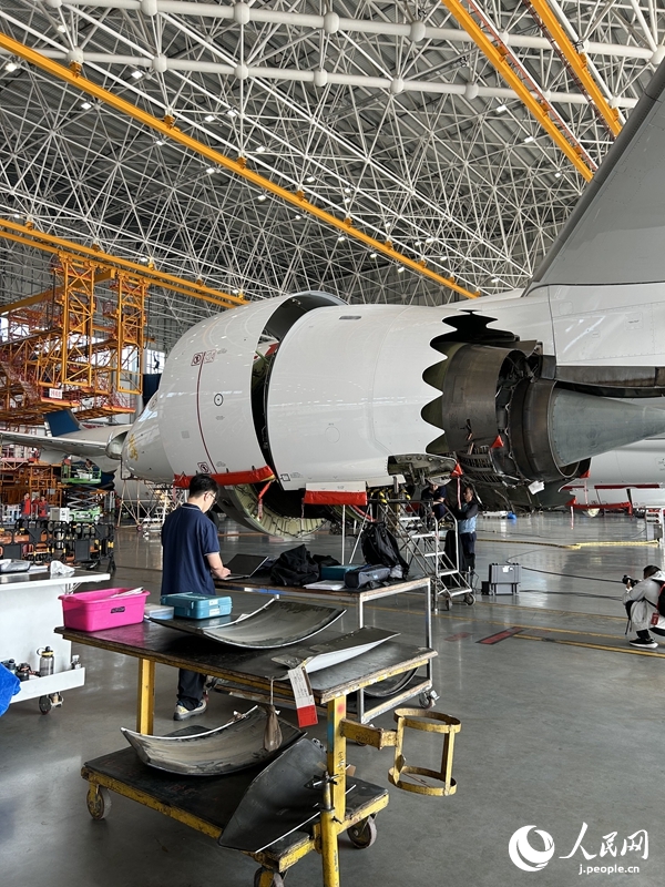 エンジン整備の様子(撮影?玄番登史江)。