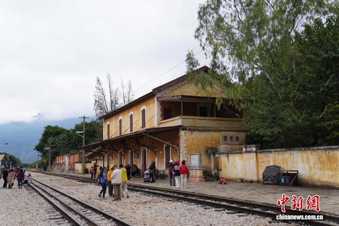 雲(yún)南省紅河哈尼族彝自治州蒙自市にある滇越鉄道?碧色寨駅を訪れた観光客（11月19日撮影?劉冉陽(yáng)）