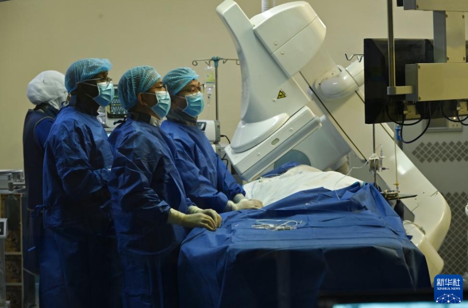 ニジェールの首都ニアメで、心房中隔欠損癥の小児患者に対してカテーテルによる閉鎖手術(shù)を施す広西壯族自治區(qū)人民病院の心臓血管內(nèi)科専門家チーム（11月18日、寫真提供?第24次ニジェール派遣中國(guó)醫(yī)療チーム）