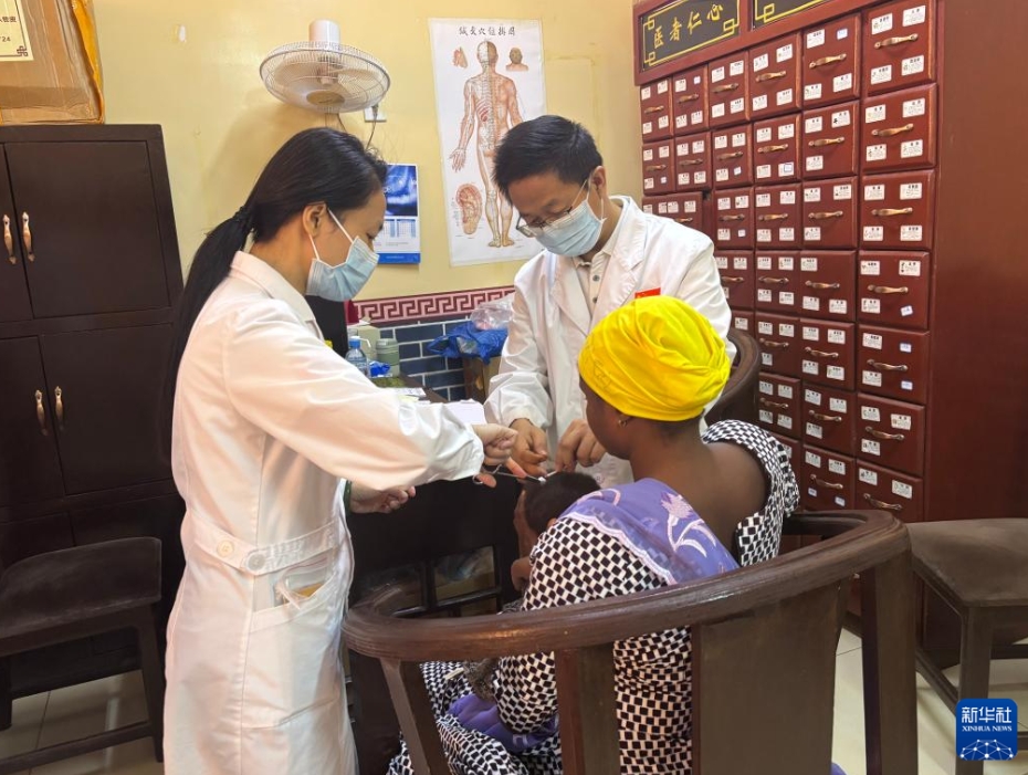 中國醫(yī)療チームがニジェールの病院と共同で無料診療を?qū)g施