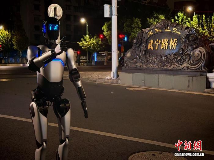11月12日、上海の武寧路橋を通過する「遠征A2」ロボット（畫像提供?智元ロボット）。