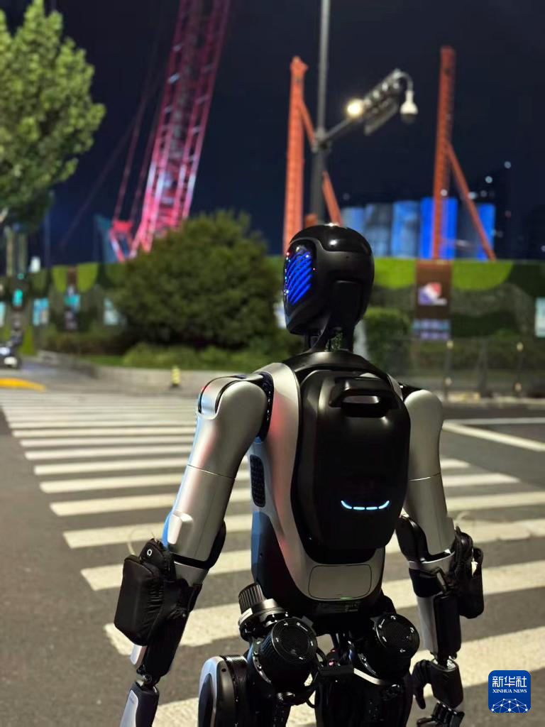 11月13日早朝、上海の道路を歩く「遠征A2」ロボット（撮影?孫青）。