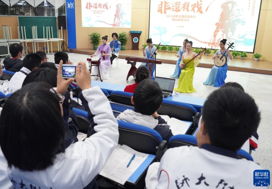 國(guó)家級(jí)無(wú)形文化遺産「四川揚(yáng)琴」の演目を鑑賞する生徒（11月19日撮影?呂明響）