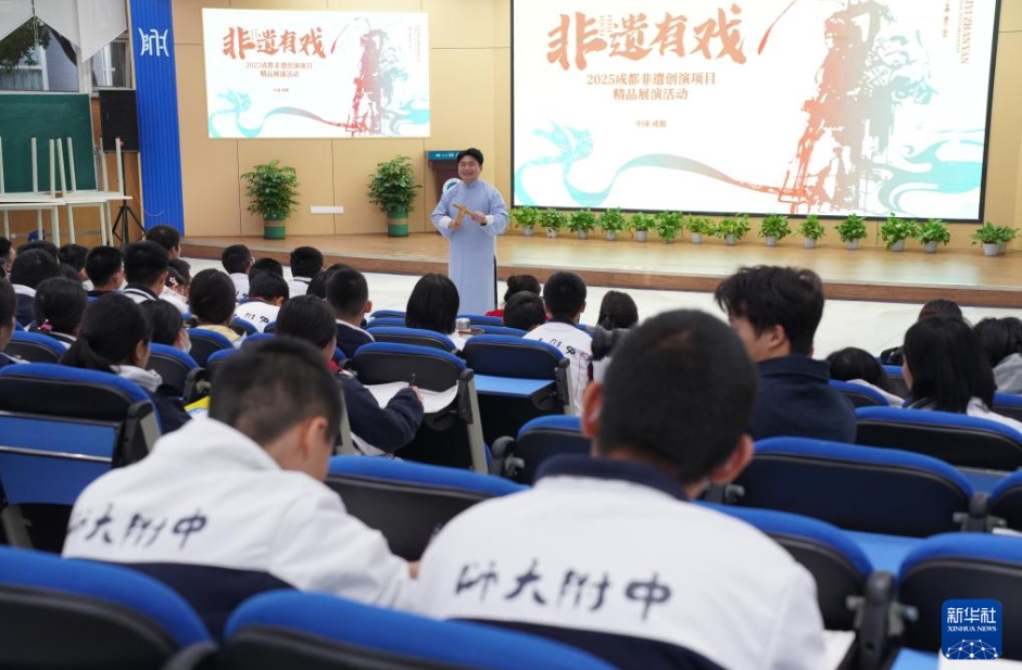 無形文化遺産の演目を高校で上演　四川省成都