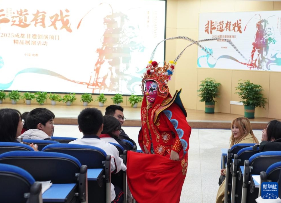 無形文化遺産の演目を高校で上演　四川省成都