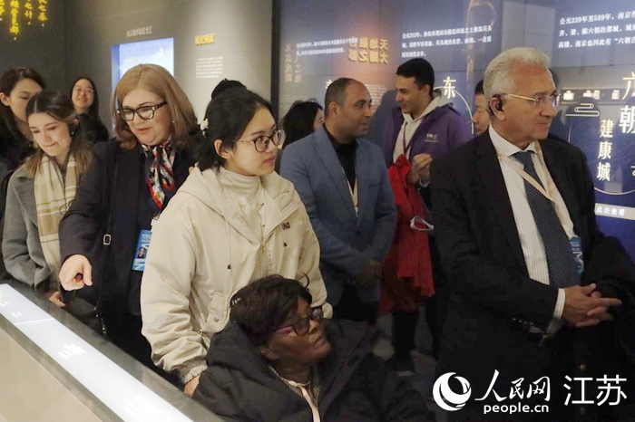 南京城壁博物館を見學(xué)する世界各地の市長ら。撮影?劉益佳