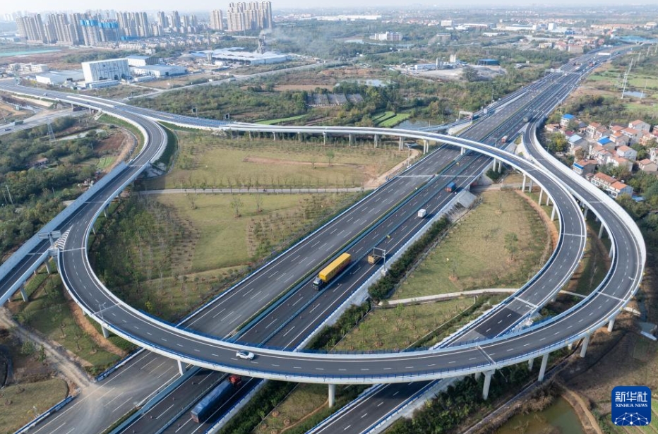 リニューアル工事が行われた京港澳高速道路の孝感東インターチェンジ（11月20日、ドローンによる撮影?杜子璇）