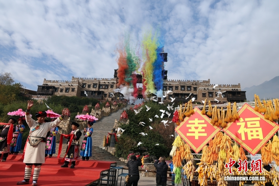 「羌年」を祝う羌族の伝統(tǒng)的な踴り（撮影?毛建軍）