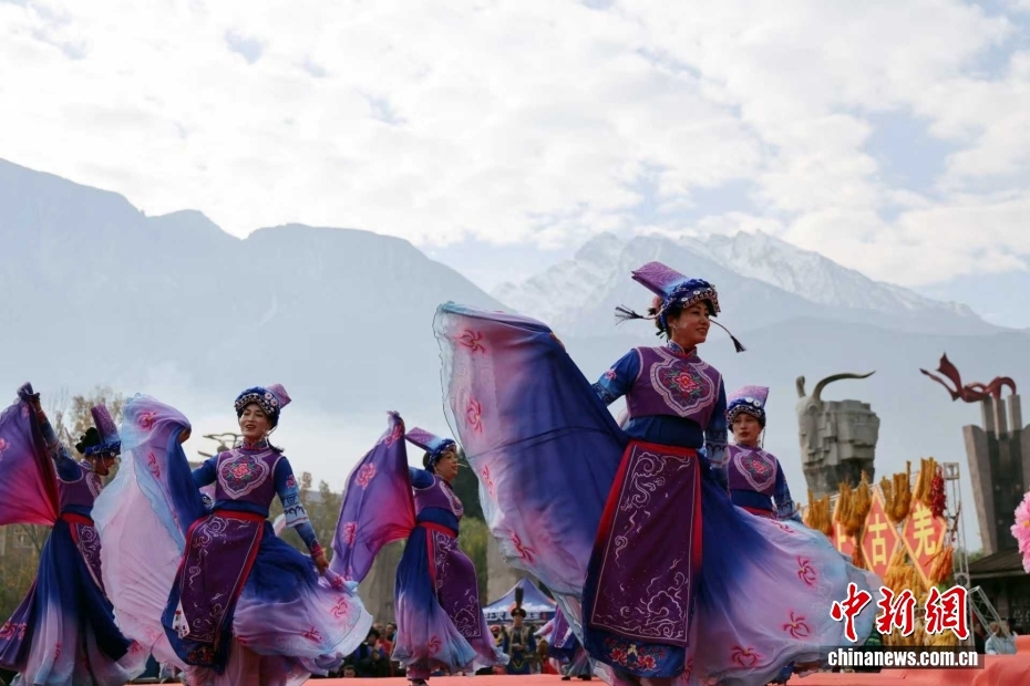 羌族の新年「羌年」を歌と踴りで祝う羌族の人々　四川省茂県