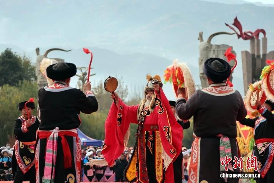 羌族の新年「羌年」を歌と踴りで祝う羌族の人々　四川省茂県