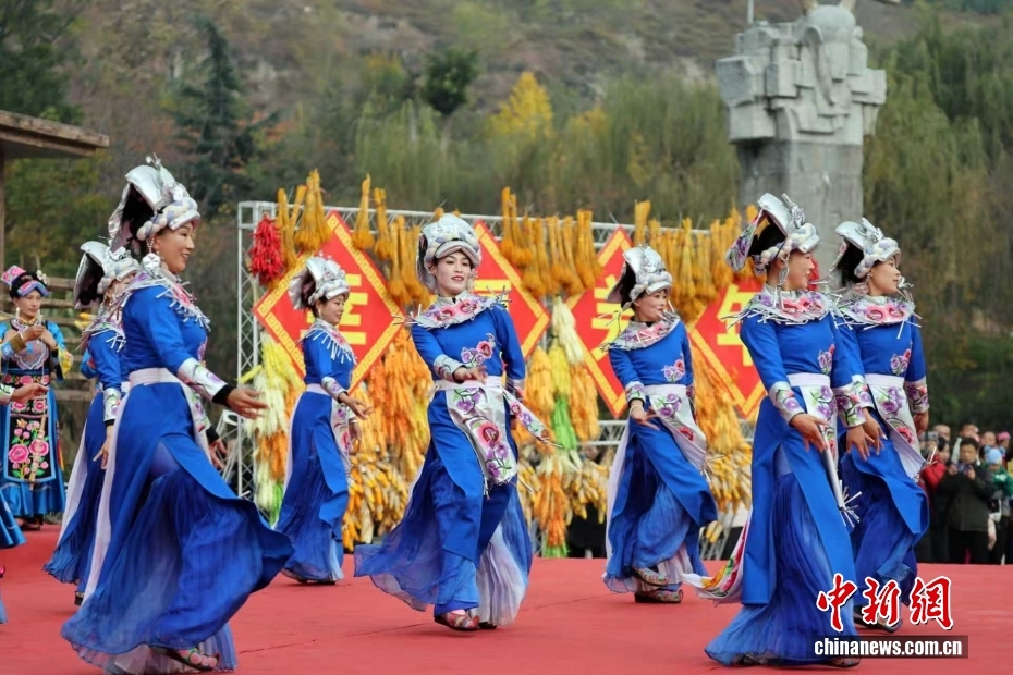 羌族の新年「羌年」を歌と踴りで祝う羌族の人々　四川省茂県