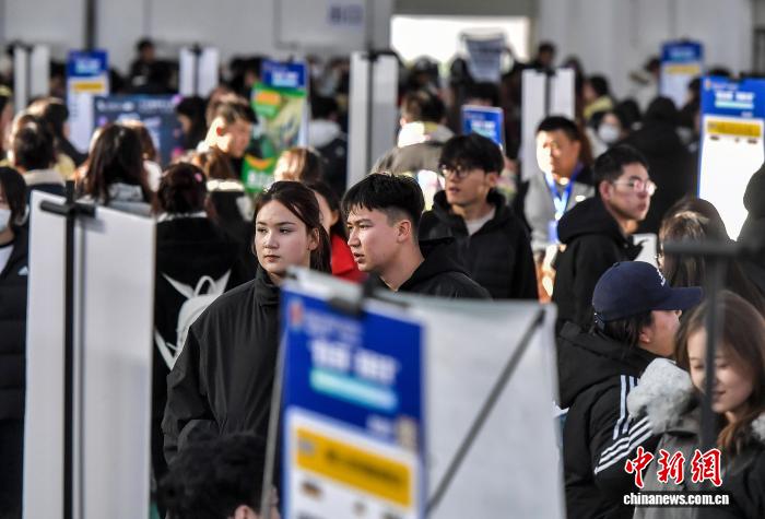 新疆師範高等専科學校亜心キャンパスで行われた合同企業(yè)説明會の様子（撮影?劉新）