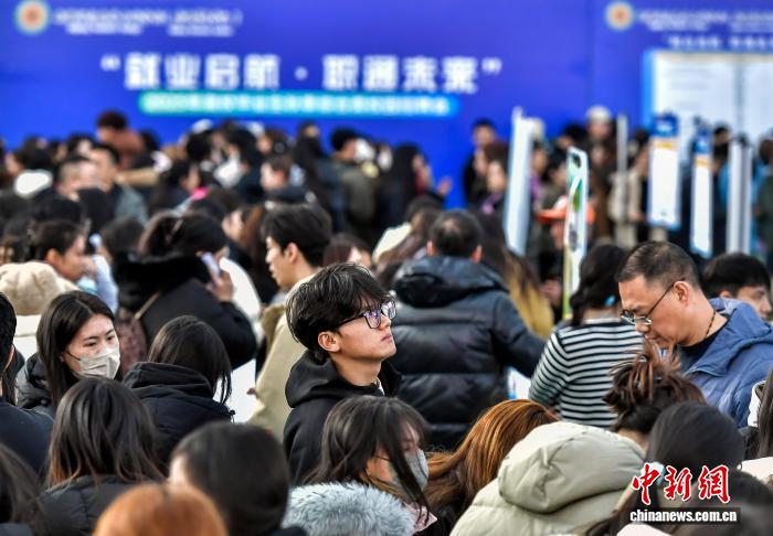 大學(xué)でキャンパス合同企業(yè)説明會開催　新疆