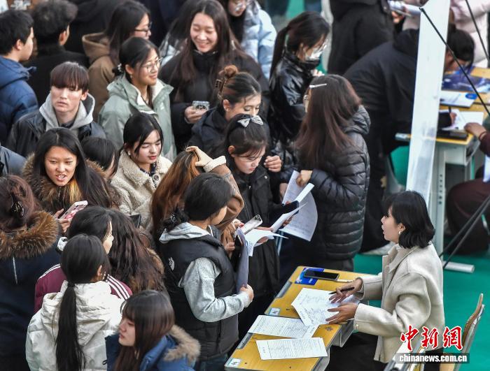 大學(xué)でキャンパス合同企業(yè)説明會開催　新疆