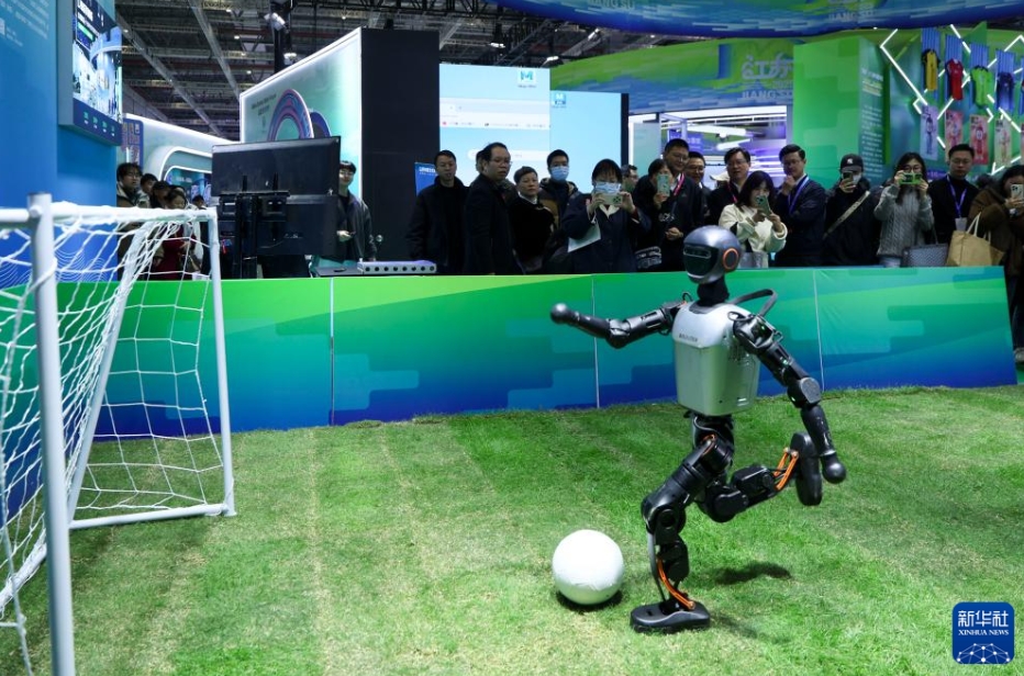 江蘇省ブースで披露されたロボットによるサッカー（11月20日撮影?王翔）