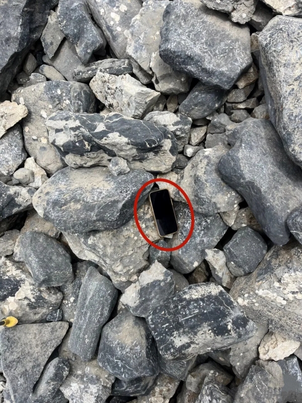 郭林強(qiáng)さんが巖場でスマホを発見した時(shí)の狀況。（寫真は取材対象者が提供）
