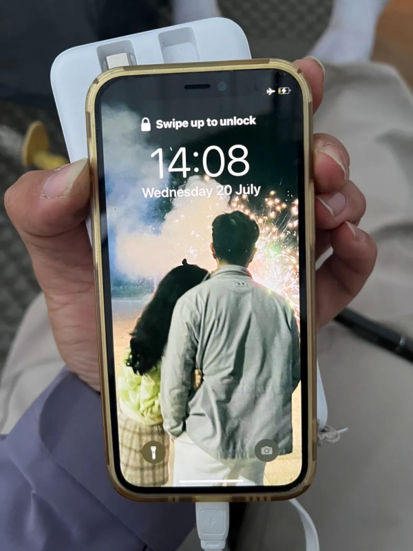 丘盈盈さんと夫の後ろ姿が壁紙になっている丘さんのスマホ。（寫真は取材対象者が提供）