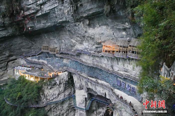 「地心への入口」を探索！ネットで話題の「斷崖書店」　広西?羅城